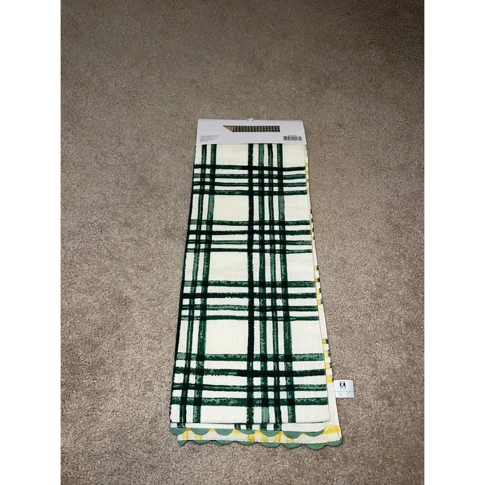 New place & Time reversible table runner  In full bloom‎  GREEN AND WHITE PLAID